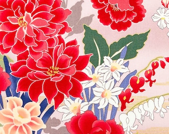 Puede incluir: Tela rosa con un patrón floral con flores rojas, blancas y verdes. La tela tiene un fondo a rayas dorado y blanco. El texto "SEWN IN SEATTLE" está impreso en una regla en la parte inferior de la imagen.