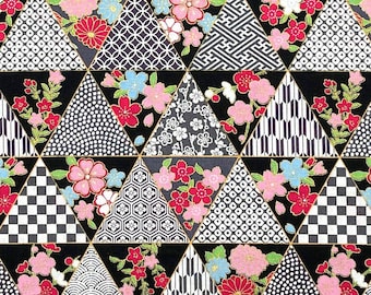 Tejido japonés -- Diseños de kimono y flores en triángulos con reflejos dorados metálicos en color negro -- Tejido acolchado 100 % algodón