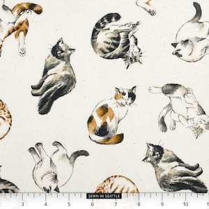 Japanischer Stoff -- Katzen posiert auf naturweißem Quilt-Stoff aus 100% Baumwolle