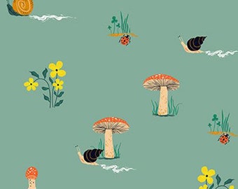 Paddenstoelenstof -- Kleine paddenstoelen, slakken en bloemen herhaald op zeeschuimgroen -- 100% katoenen quiltstof