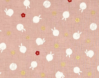 Japanse stof -- Kleine konijntjes en rode en metallic gouden minibloemen herhaald op grijsachtig roze/paars -- 100% katoenen quiltstof