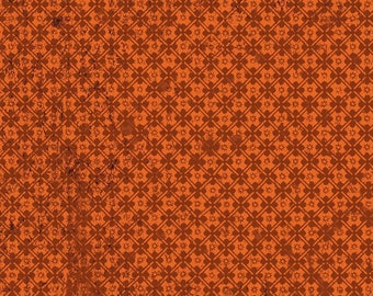 Może przedstawiać: Pomarańczowy materiał z powtarzającym się wzorem małych czarnych kwiatów. Materiał ma zużyty, vintage wygląd. "SEWN IN SEATTLE" jest nadrukowane na dole materiału.