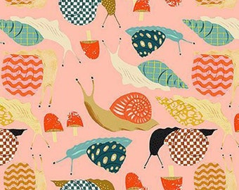 Paddestoelstof - Gedessineerde slakken met gespikkelde rode paddenstoelen verpakt op zalmroze - 100% katoenen quiltstof