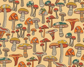Paddestoelstof - Oranje, gele en groene paddenstoelen met patroon op honinggeel - quiltstof van 100% katoen
