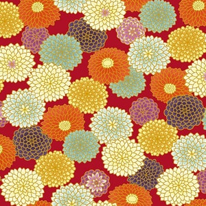 Tejido japonés -- Crisantemos multicolores con reflejos dorados metálicos sobre rojo -- Tejido acolchado 100% algodón