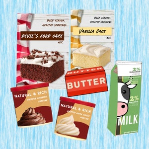 Könnte beinhalten: Eine Sammlung von Backzutaten und -zubehör, darunter Teufels-Kuchen-Mix, Vanille-Kuchen-Mix, Butter, Schlagsahne-Schokoladenfrosting, Schlagsahne-Frischkäse-Frosting und ein Liter 2% fettarmer Milch.