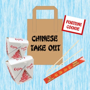 Puede incluir: Una bolsa de papel marrón con las palabras "CHINESE TAKE OUT" impresas en ella. Hay dos recipientes para llevar blancos con la palabra "Enjoy" impresa en ellos. Hay una caja de galletas de la fortuna roja y blanca con las palabras "FORTUNE COOKIE" impresas en ella. Hay dos palillos de madera y un envoltorio de palillos rojo y blanco con caracteres chinos y las palabras "BAMBOO CHOPSTICKS" impresas en él.