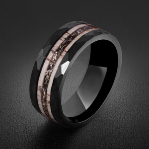 Anello in tungsteno martellato con meteorite e corno di cervo ~ Fede nuziale nera (8 mm) ~ Anello da uomo per la caccia ~ Fede nuziale/regalo di anniversario per uomo immagine 2