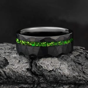 Emerald Ring, Hammered Black Tungsten Wedding Band, Engagement Anniversary Gift for Him, Men&#39;s Ring, Personalized Ring, 8mm Ring