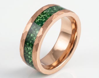 Anello con smeraldo, anello in tungsteno martellato, anello in oro rosa martellato, fede nuziale da uomo, anello da donna, anello per anniversario, anello di fidanzamento, 8 mm 4 mm