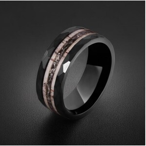Anello in tungsteno martellato con meteorite e corno di cervo ~ Fede nuziale nera (8 mm) ~ Anello da uomo per la caccia ~ Fede nuziale/regalo di anniversario per uomo immagine 5
