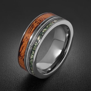 Anillo de tungsteno plateado para hombre con incrustaciones de ágata musgosa y cuerda de guitarra de madera de barril de whisky ~ Alianza de boda de 8 mm para músicos ~ Anillo de promesa
