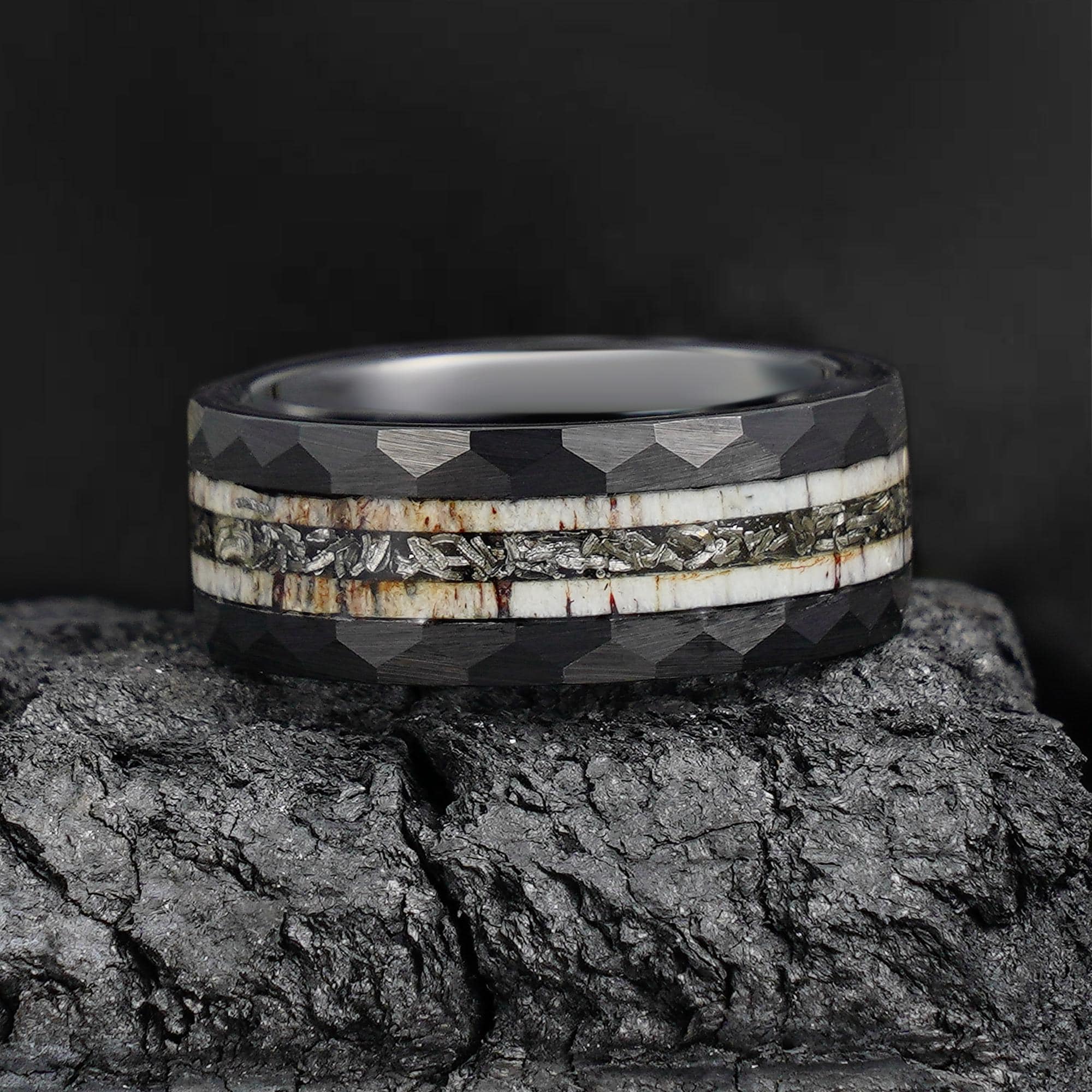Meteorit und Geweih Ring, gehämmerter schwarzer Wolframring, Verlobung Jahrestag Geschenk für ihn, Herrenring, personalisierter Ring, 8 mm Ring