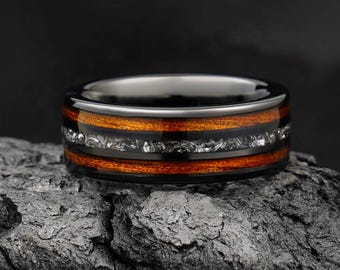 Meteorit und Koa Holzring, schwarzer Wolfram Ehering, Verlobung, Jahrestag Geschenk für ihn, Herrenring, Meteoritring, personalisierter Ring