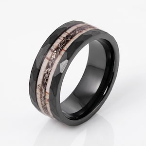 Anello in tungsteno martellato con meteorite e corno di cervo ~ Fede nuziale nera (8 mm) ~ Anello da uomo per la caccia ~ Fede nuziale/regalo di anniversario per uomo immagine 1