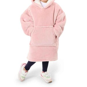 Puede incluir: Una manta de forro polar rosa con capucha y un gran bolsillo en la parte delantera. La manta la lleva puesta una persona y tiene un forro de polar blanco alrededor de la capucha.