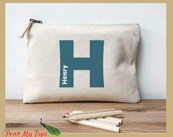 Volver a la escuela nombre personalizado lápiz caso con cualquier inicial y nombre