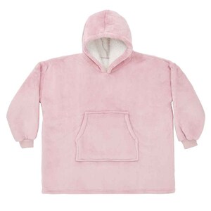 Puede incluir: Una manta de capucha rosa con un bolsillo grande en la parte delantera. La manta est&aacute; hecha de un material suave y de felpa.