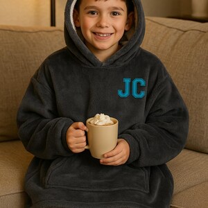 Manta polar con capucha personalizada: acogedora manta para llevar puesta, con iniciales personalizadas imagen 2
