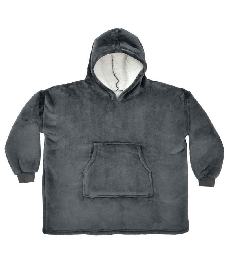 Puede incluir: Una manta gris con capucha y un gran bolsillo en la parte delantera. La manta est&aacute; hecha de un tejido suave y afelpado y tiene un forro blanco en la capucha.