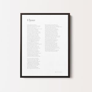 Puede incluir: Una impresión en blanco y negro del poema "Ulises" de Alfred Lord Tennyson. El poema está impreso en un fondo blanco con texto negro. El poema está enmarcado en un marco negro.