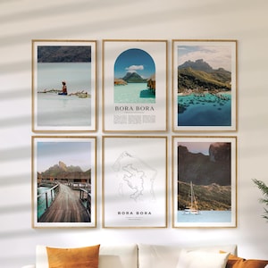 Könnte beinhalten: Sechs gerahmte Kunstdrucke mit Landschaften von Bora Bora. Die Drucke zeigen türkisfarbenes Wasser, Berge und Bungalows über dem Wasser. Ein Druck enthält den Text "Bora Bora, Französisch-Polynesien". Die Rahmen sind hellbraun.