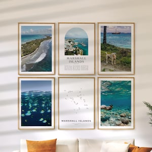 Puede incluir: Seis impresiones artísticas enmarcadas con escenas de las Islas Marshall. Las impresiones incluyen vistas aéreas de costas, escenas submarinas con peces, un mapa y una fotografía con el texto "Marshall Islands". Los marcos son de color marrón claro.