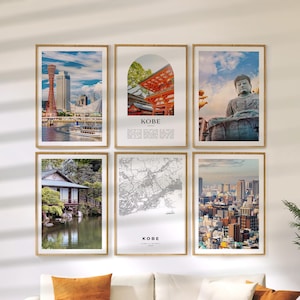 Puede incluir: Seis impresiones artísticas enmarcadas con escenas de Kobe, Japón. Las impresiones incluyen un paisaje urbano con una torre, una puerta de templo, una estatua de Buda, un edificio tradicional junto a un estanque, un mapa y un horizonte urbano. Cada impresión está en un marco de madera.