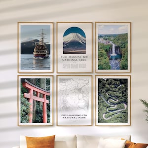 Puede incluir: Seis impresiones artísticas enmarcadas con escenas del Parque Nacional Fuji-Hakone-Izu. Las impresiones incluyen un barco en un lago, una montaña con cielo azul, una cascada, una puerta torii roja, un mapa y una carretera sinuosa.