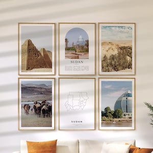 Könnte beinhalten: Sechs gerahmte Kunstdrucke mit Bildern aus dem Sudan. Die Drucke zeigen eine Pyramide, eine Moschee, Wüstenlandschaften, eine Tierherde, eine Karte des Sudan und ein modernes Gebäude. Jeder Druck ist in einem Holzrahmen.