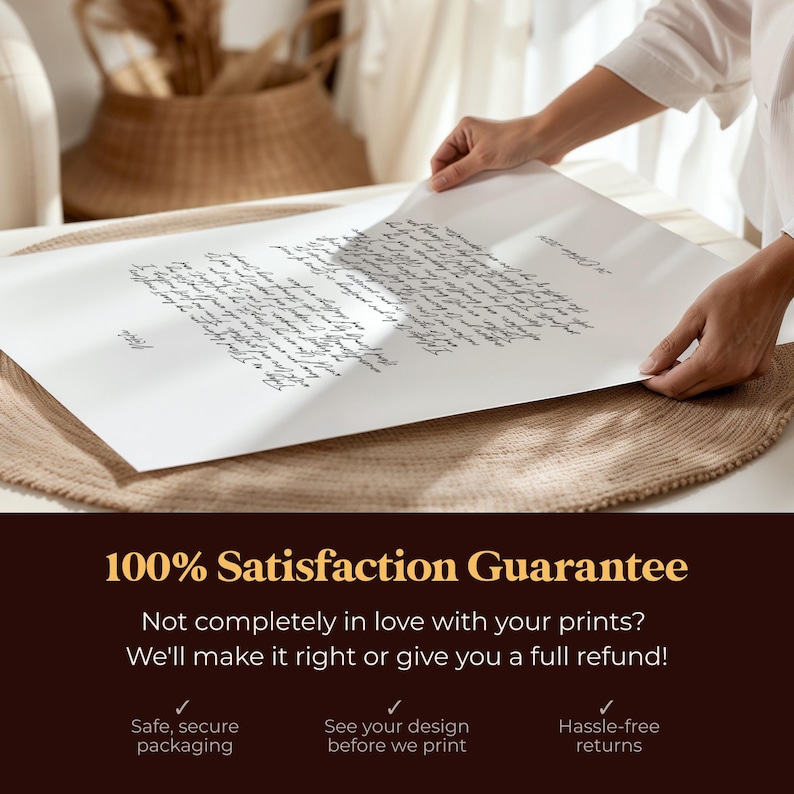 K&ouml;nnte beinhalten: Ein gro&szlig;er wei&szlig;er Druck mit handschriftlichem Text wird von einer Person gehalten. Der Druck befindet sich auf einer neutralfarbenen Oberfl&auml;che. Der Text "100% Satisfaction Guarantee" wird in einer braunen Box zusammen mit anderem Text und Symbolen angezeigt.