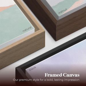 K&ouml;nnte beinhalten: Nahaufnahme von drei gerahmten Leinwanddrucken mit verschiedenen Rahmenfarben: Natur, Walnuss und Schwarz. Die Leinwanddrucke zeigen eine Pastellfarbpalette. Der Text "Framed Canvas" und "Our premium style for a bold, lasting impression" sind sichtbar.