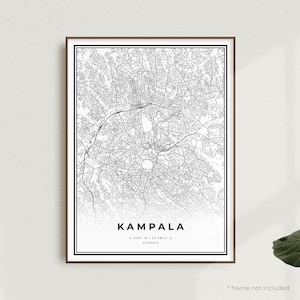Könnte beinhalten: Eine Schwarzweiß-Linienkarte von Kampala, Uganda. Die Karte zeigt die Straßen und Sehenswürdigkeiten der Stadt. Der Text "Kampala" und "0.3163° N / 32.5822° E" ist unter der Karte gedruckt.