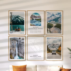 Peut inclure: Six tirages encadrés de paysages de Banff National Park. Les tirages présentent des chaînes de montagnes, des lacs, des cascades et une route avec un véhicule. Les cadres sont de couleur marron clair et les tirages sont affichés sur un mur blanc.