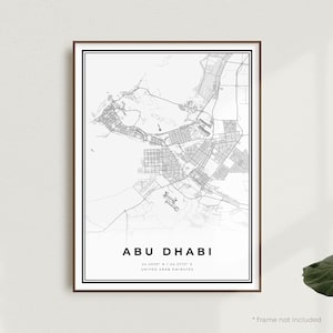 Könnte beinhalten: Ein Schwarzweiß-Kartenabdruck von Abu Dhabi, Vereinigte Arabische Emirate. Die Karte zeigt die Straßen und Sehenswürdigkeiten der Stadt. Der Name der Stadt und ihre Koordinaten sind unter der Karte gedruckt.