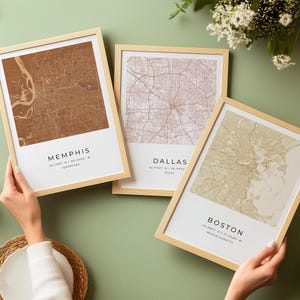 Set mit 3 Boho Personalisierten Stadt Karten, Erdfarben-Paletten, Benutzerdefinierte Terrakotta Stadtplan Poster, Botanische Wandkunst aus der Mitte des Jahrhunderts