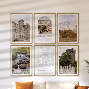 Puede incluir: Un conjunto de seis láminas artísticas enmarcadas con imágenes de Springfield, Misuri. Las láminas incluyen escenas arquitectónicas y paisajísticas, un mapa de la ciudad y el nombre de la ciudad. Los marcos son de color marrón claro.