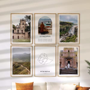 Puede incluir: Seis impresiones artísticas enmarcadas con paisajes y arquitectura etíopes. Las impresiones incluyen imágenes de un castillo, una persona con vestimenta tradicional, una cascada, una carretera de montaña, un mapa de Etiopía y una iglesia. Las impresiones están en marcos de madera.
