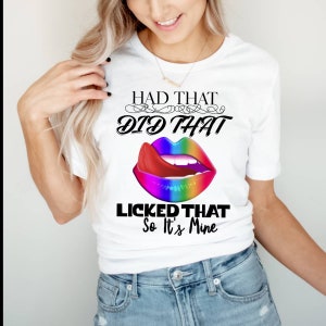 Può includere: Maglietta bianca con una grafica di labbra arcobaleno e il testo "Had That Did That Licked That So It's Mine".