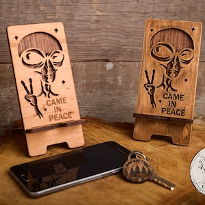 Handyständer &quot;Came in peace&quot; Zeichnung zum Laserschneiden dxf,svg,ai,cdr,eps,vektor file,cnc file,file for cutting,laser cut iPhone stand