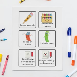 Puede incluir: Un conjunto de seis tarjetas imprimibles coloridas con ilustraciones de dibujos animados y texto. Las tarjetas presentan frases como "Necesito un l&aacute;piz", "Necesito algunos crayones", "Necesito una goma de borrar", "Necesito una regla", "No s&eacute; c&oacute;mo hacer mi tarea", y "Olvid&eacute; traer mi tarea".