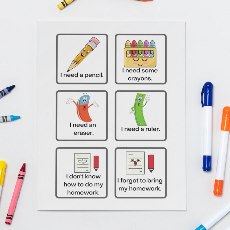 Puede incluir: Un conjunto de seis tarjetas imprimibles coloridas con ilustraciones de dibujos animados y texto. Las tarjetas presentan frases como "Necesito un l&aacute;piz", "Necesito algunos crayones", "Necesito una goma de borrar", "Necesito una regla", "No s&eacute; c&oacute;mo hacer mi tarea", y "Olvid&eacute; traer mi tarea".