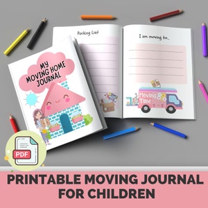 Könnte beinhalten: Ein druckbares Umzugsjournal für Kinder, mit einem rosa Haus mit einem lächelnden Gesicht und einem Umzugswagen mit den Worten "Moving Time". Das Journal enthält Abschnitte für Packlisten und zum Schreiben über den Umzug.