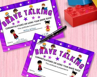Puede incluir: Un certificado morado y blanco con un diseño de cómic. Dice "Brave Talking" y "¡Felicidades por usar tu voz valiente!" Este certificado se entrega a Millie Wilson. Firmado por la Sra. Black (terapeuta del habla). Fecha: 2-2-24.