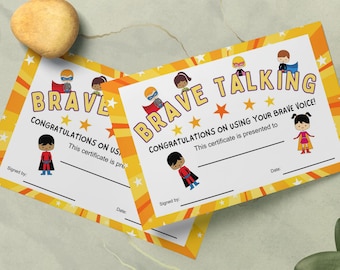Puede incluir: Dos certificados amarillos y naranjas con un tema de cómic. Los certificados dicen "Brave" y "Brave Talking" con estrellas y superhéroes de dibujos animados. El texto dice "¡Felicidades por usar tu voz valiente! Este certificado se entrega a..." y "¡Felicidades por usar tu voz valiente! Este certificado se entrega a..."