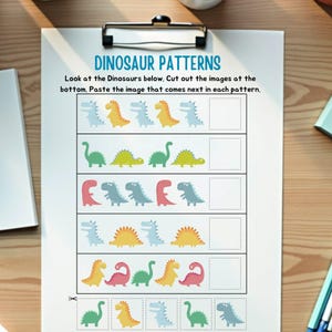 Puede incluir: Una hoja de trabajo infantil titulada "DINOSAUR PATTERNS". Presenta patrones de dinosaurios coloridos. La tarea consiste en recortar y pegar imágenes para completar los patrones. Los dinosaurios son azules, amarillos, verdes y rosas.
