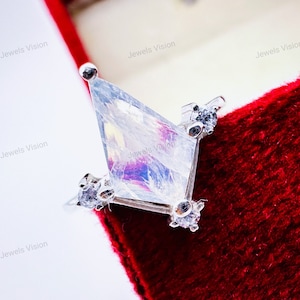Natural Rainbow Moonstone Ring-Vintage Sterling Silver Ring-Kite Cut Gemstone-Promise Ring For Her-Anniversary Gift-Engagement Ring
