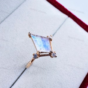 Natural Rainbow Moonstone Ring-Vintage Sterling Silver Ring-Kite Cut Gemstone-Promise Ring For Her-Anniversary Gift-Engagement Ring