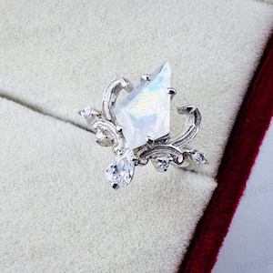 Natural Rainbow Moonstone Ring-Vintage Sterling Silver Ring-Kite Cut Gemstone-Promise Ring For Her-Anniversary Gift-Engagement Ring