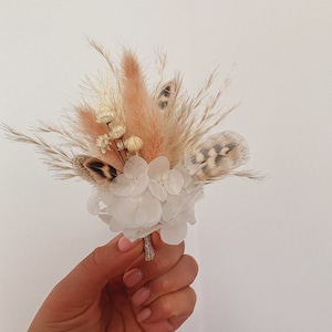 Boutineers for groomsmen blush Hydrangea boutonniere with feather Boutonniere and corsage set Boutonniere for wedding Groom accessories